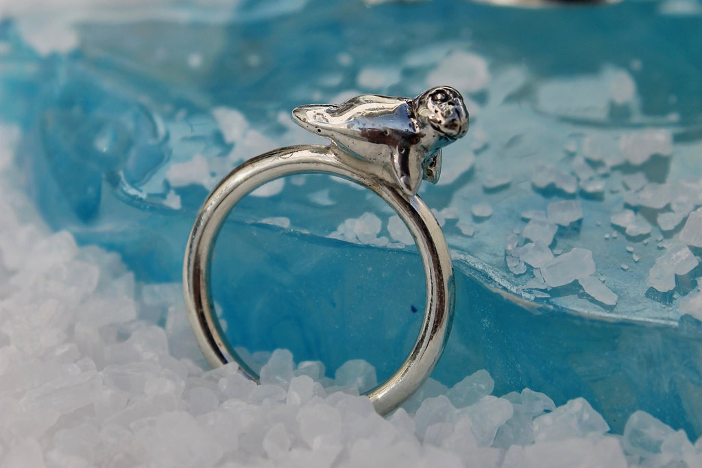 Anillo foca boca abajo