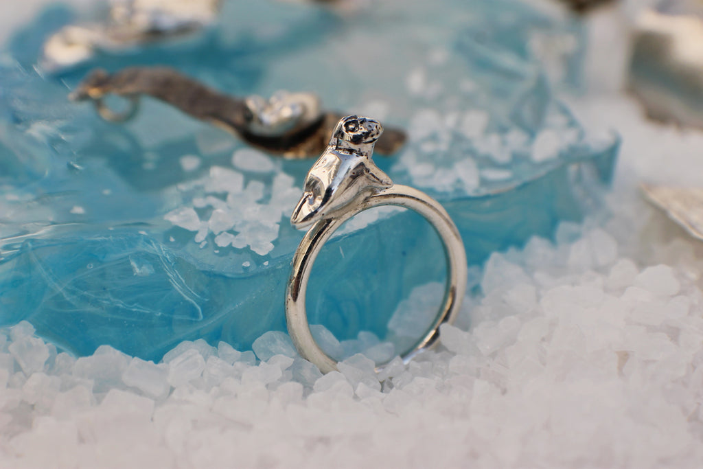 Anillo foca boca abajo