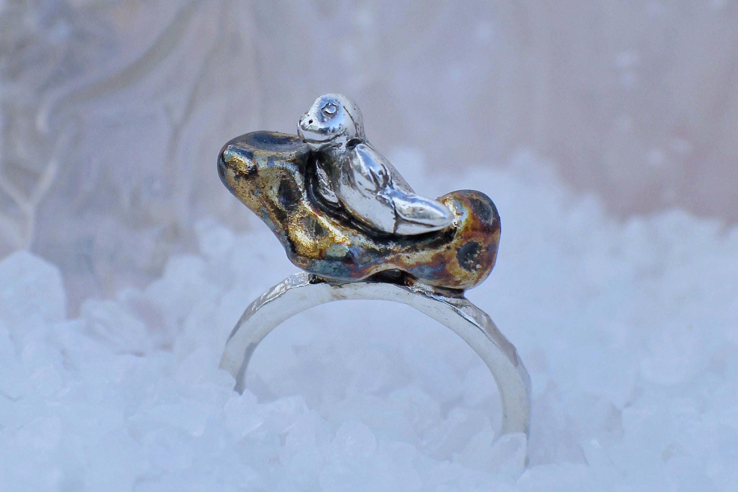 Anillo descanso en roca pequeña con pátina