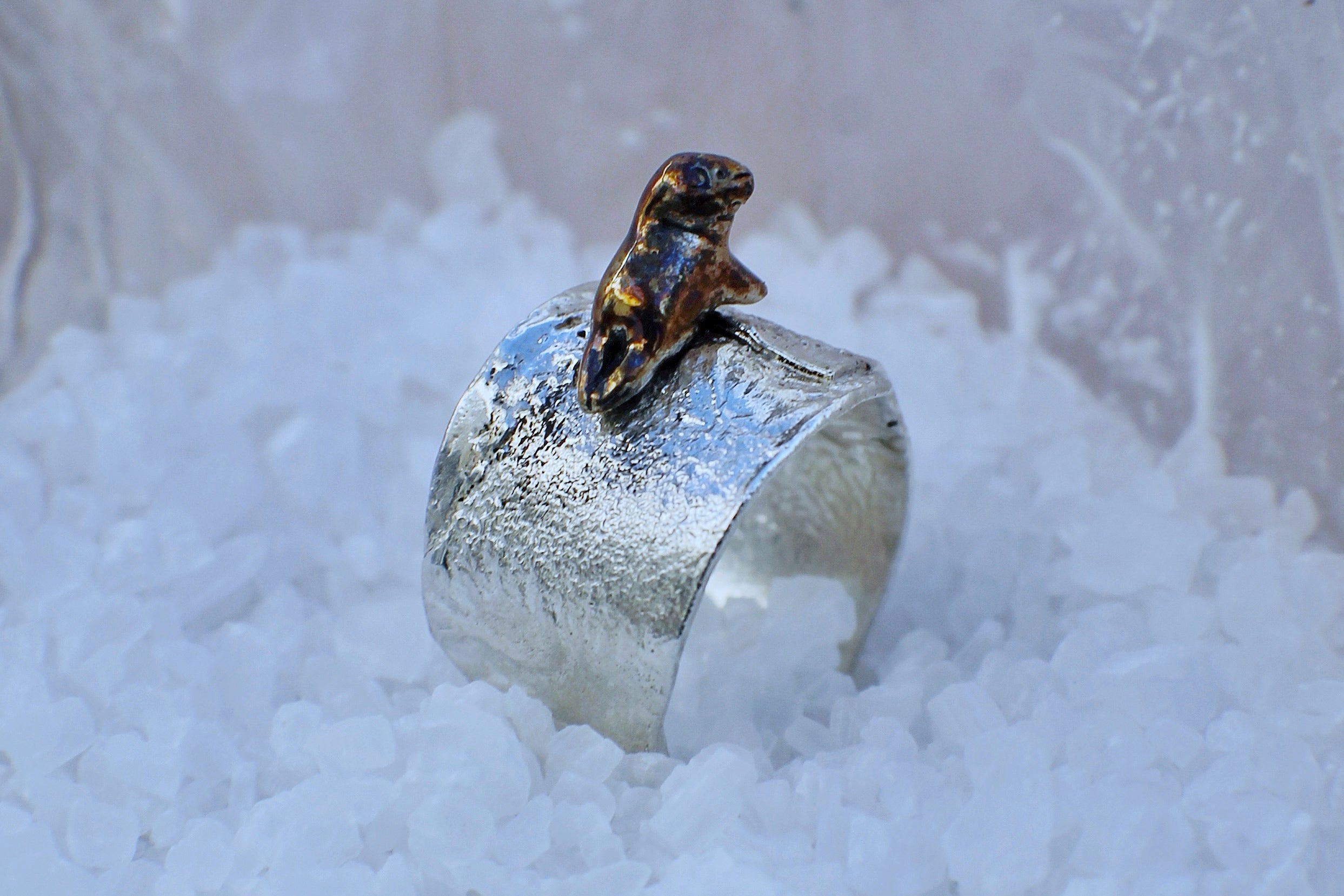Anillo descanso reticulado con pátina
