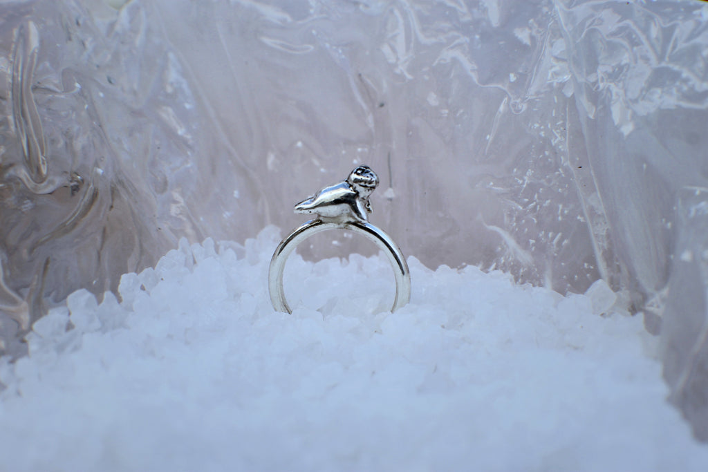 Anillo foca boca abajo